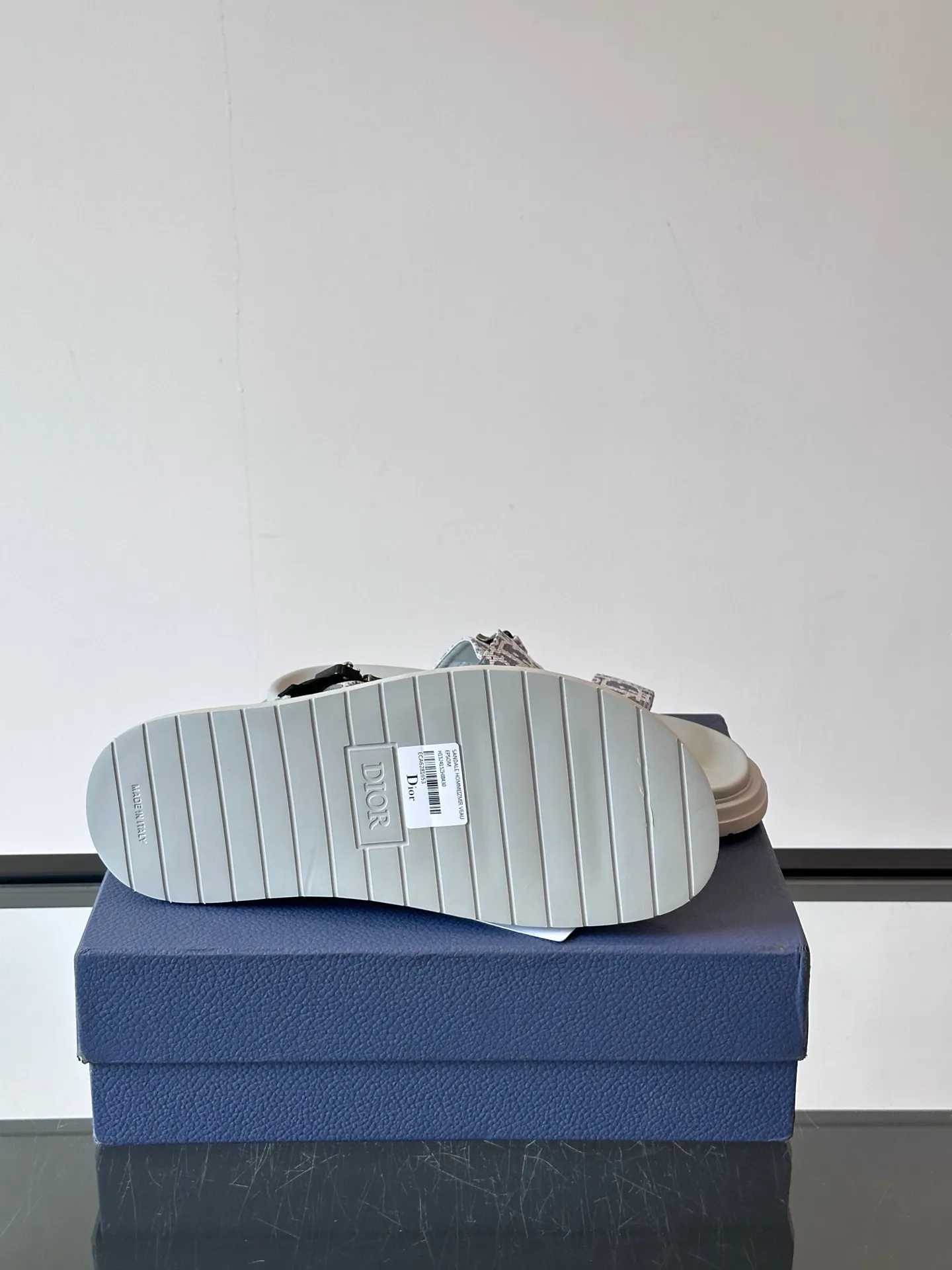 Factory price: 300💰Dior Aqua men's sandals and slippers. Showcasing Dior haute couture design. The Dior gray suede strap is accented with an aluminum Dior buckle for added style. Paired with a comfortable tonal notch sole, they pair easily with shorts or jeans for a sophisticated look. Main body: suede cow leather, technical fabric lining: cow leather, with adjustable straps, aluminum Dior buckle, Dior gray EVA insole, tonal notch rubber outsole splicing structure👌👌 size: 38-44 (45.46 customized)